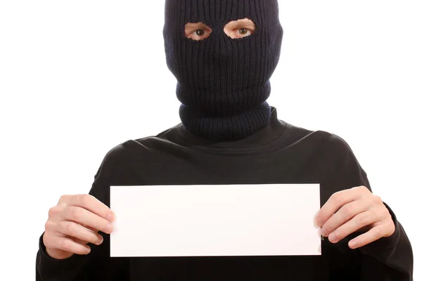 Bandido em máscara preta com cartão em branco isolado em branco — Fotografia de Stock