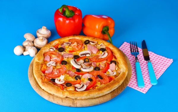 Aromatic pizza with vegetablesand mushrooms on blue background — Stock Photo, Image