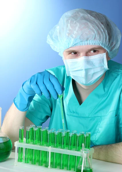 Scientist working in chemistry laboratory — Stock Photo, Image