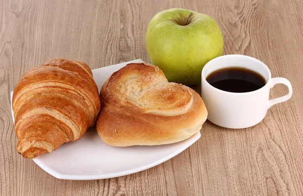 Klasszikus reggeli. Zsemle és croissant és kávé — Stock Fotó
