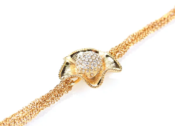 Precioso brazalete dorado con piedras preciosas aisladas en blanco —  Fotos de Stock