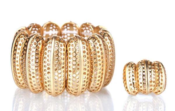 Bela pulseira dourada e anel isolado no branco — Fotografia de Stock
