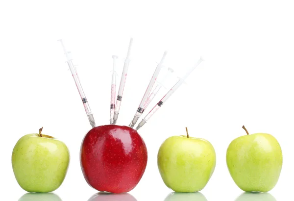 Сочные яблоки и шприцы, изолированные на белом — стоковое фото