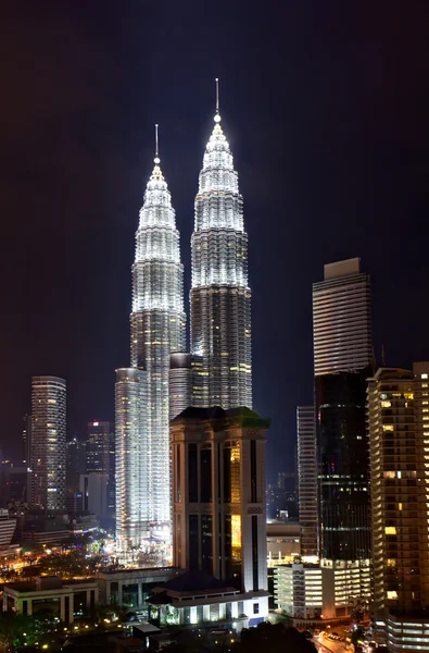 Petronas Türme in der Nacht, Kuala Lumpur — Stockfoto