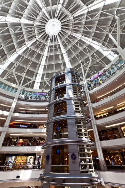 Intérieur du centre commercial Suria KLCC à Kuala Lumpur — Photo