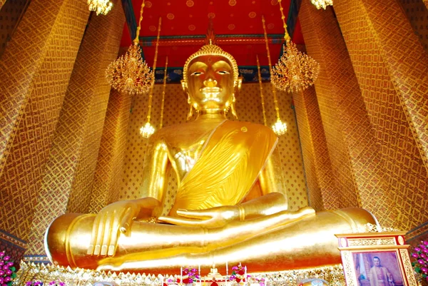 Mooie Boeddha standbeeld van de tempel in thailand — Stockfoto