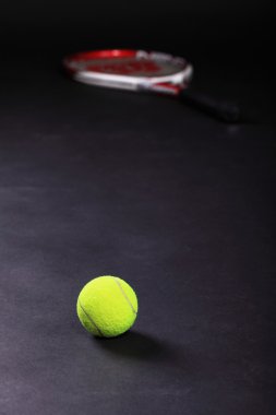 Tenis raket ve topları siyah arka plan üzerine