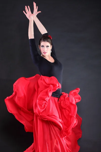 Atractiva joven española bailando flamenco sobre respaldo negro — Foto de Stock