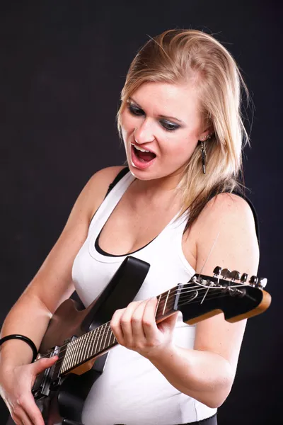 Женщина с гитарой слушает музыку — стоковое фото