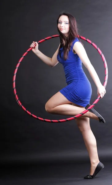 Dance hoop Mulher bonita em azul — Fotografia de Stock