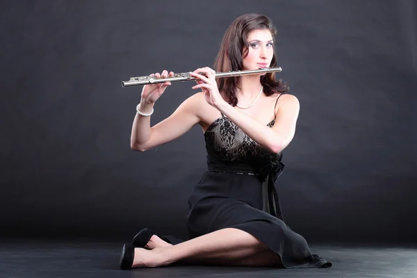Dívka a flétnu na černém pozadí — Stock fotografie