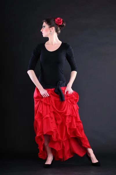 Çekici İspanyol genç kadın üzerinde siyah backg Flamenco dans — Stok fotoğraf