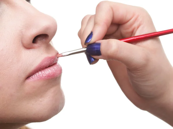 Mooie jonge vrouw toepassing lippen make-up zone — Stockfoto