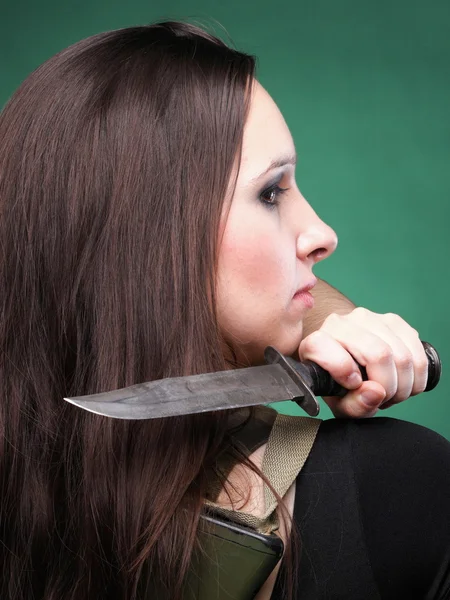 Sexy giovane donna capelli lunghi - pistola coltello — Foto Stock