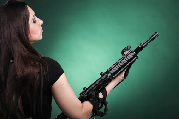 Armeefrau mit Waffe - schöne Frau mit Gewehr Plastik — Stockfoto