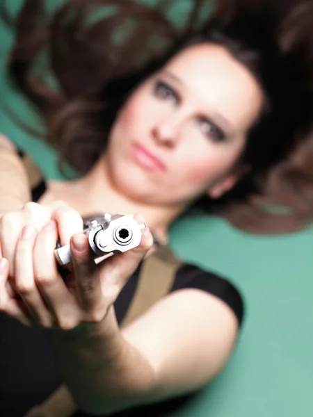 Sexy mujer joven pelo largo - pistola —  Fotos de Stock