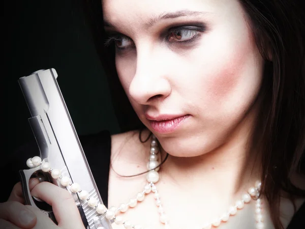 Sexy jeune femme cheveux longs pistolet et perle — Photo