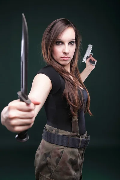 Szexi fiatal nő hosszú hair - fegyvert kés — Stock Fotó