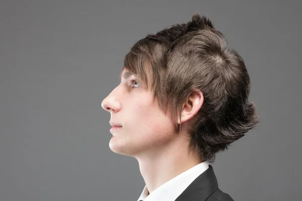 Ung affärsman svart kostym casual slips på grå bakgrund — Stockfoto
