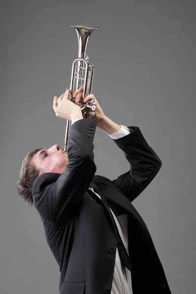 Portrait d'un jeune homme jouant de la trompette — Photo