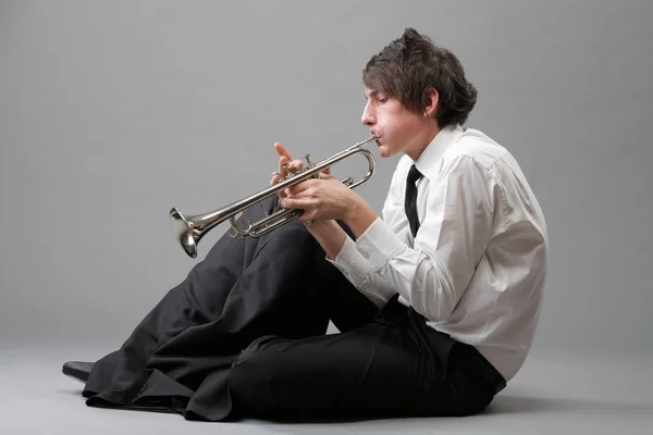 吹喇叭的一个年轻男子的画像 — 图库照片