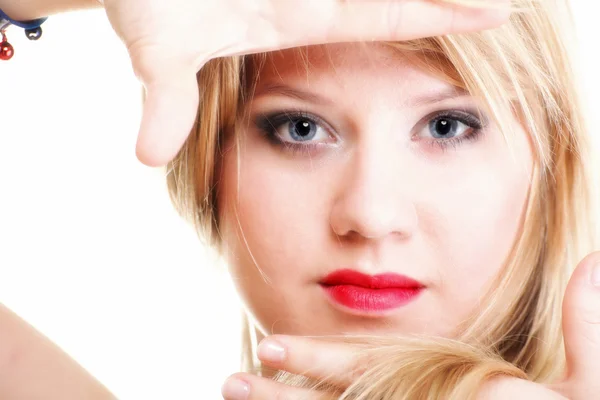 Красива жінка обрамляє обличчя руками ізольовано — стокове фото