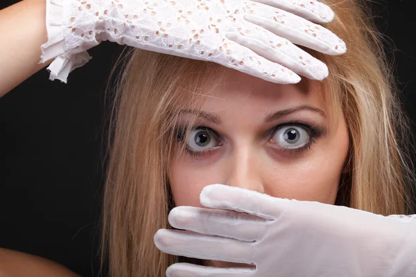 Portret mooie vrouw blauw oog in witte handschoenen — Stockfoto
