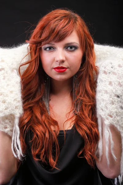 Encantadora pelirroja - guante blanco bufanda caliente Joven hermoso pelo rojo — Foto de Stock