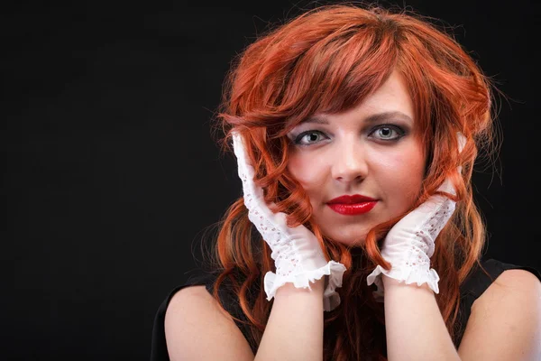 Krásná zrzka - mladá krásná žena červené vlasy — Stock fotografie