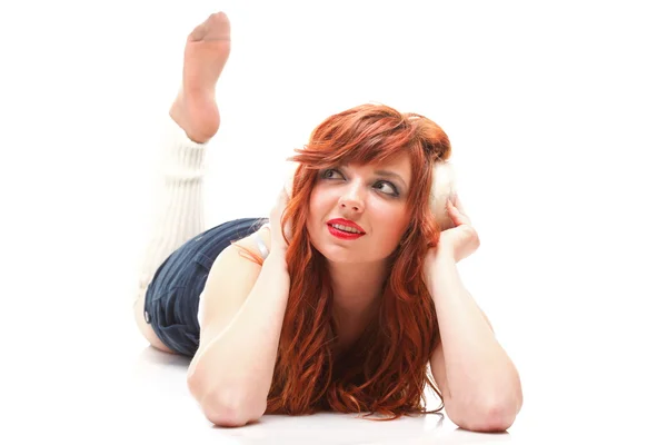 Gelukkig redhairy vrouw meisje in witte koptelefoon — Stockfoto