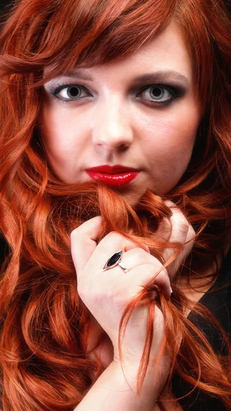 Härlig rödhårig - unga vackra röda haired kvinna — Stockfoto
