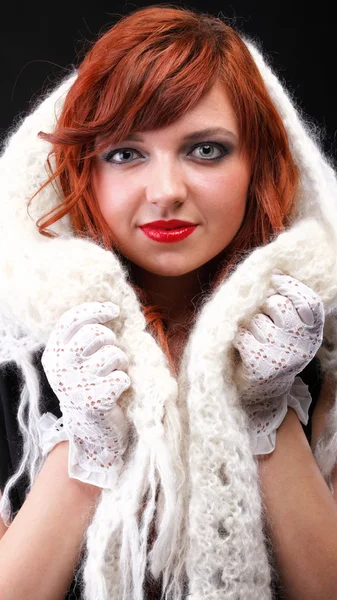 Ruiva encantadora - luva branca lenço quente Jovem belo cabelo vermelho — Fotografia de Stock