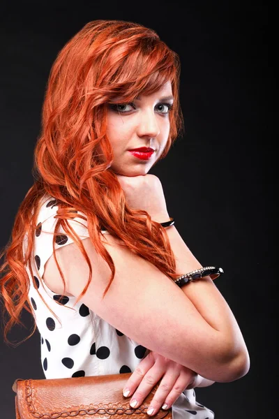 Bella rossa - Giovane bella donna dai capelli rossi — Foto Stock