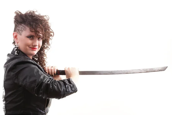 Piercing vrouw krullend meisje en zwaard — Stockfoto