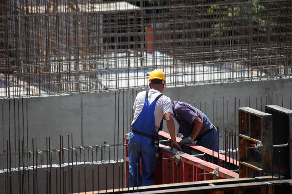 Arbeiter auf der Baustelle Stockbild
