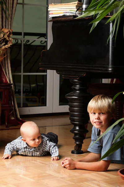 Kleine jongen speelt met een broer — Stockfoto