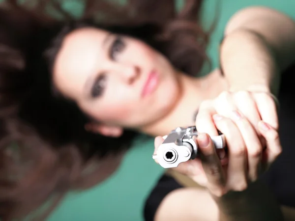 セクシーな若い女性の長い髪の銃 — ストック写真