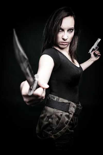 Сексуальная молодая женщина длинные волосы - оружейный нож — стоковое фото