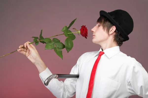 Portrét mladého muže a růže ovlivněn láska — Stock fotografie