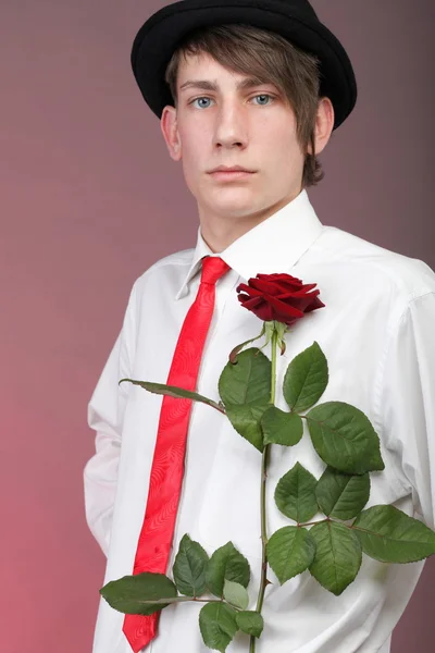 Stående ung man och ros förtjust kärlek — Stockfoto