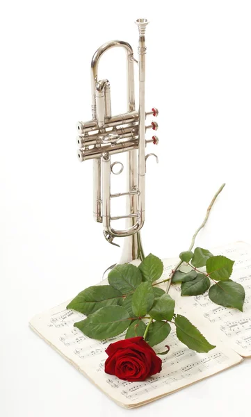 Rosa vermelha e notas antigas trompete Partituras — Fotografia de Stock