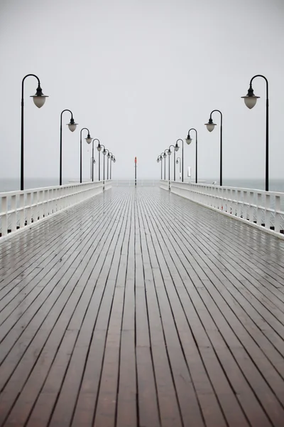 Alte Seebrücke im Regen an der Ostsee oder in Polen — Stockfoto