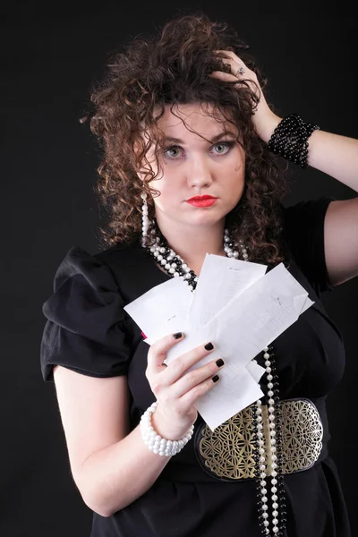 Беспокойная женщина рассчитывает свои счета — стоковое фото