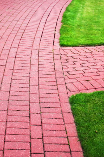 Πέτρα διαδρομή στον κήπο με γρασίδι, πεζοδρόμιο τούβλο — Φωτογραφία Αρχείου