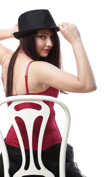 Showgirl vrouw dans in rode korset stoel wit geïsoleerd — Stockfoto
