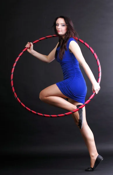 Piękna kobieta w hoop dance niebieski — Zdjęcie stockowe