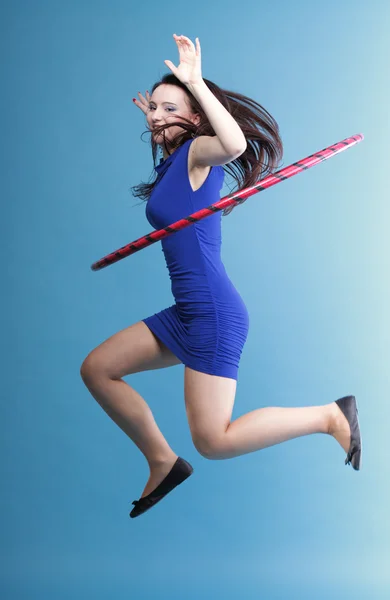 Dance hoop Mulher bonita em azul — Fotografia de Stock