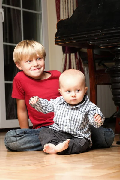Маленький хлопчик грає з братом — стокове фото