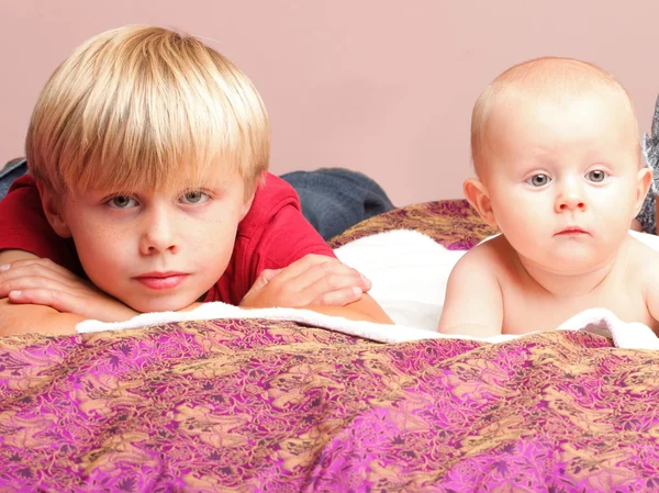 Gyermekek pihenhetnek a rét — 스톡 사진