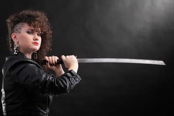Piercing Frau lockiges Mädchen und Schwert — Stockfoto